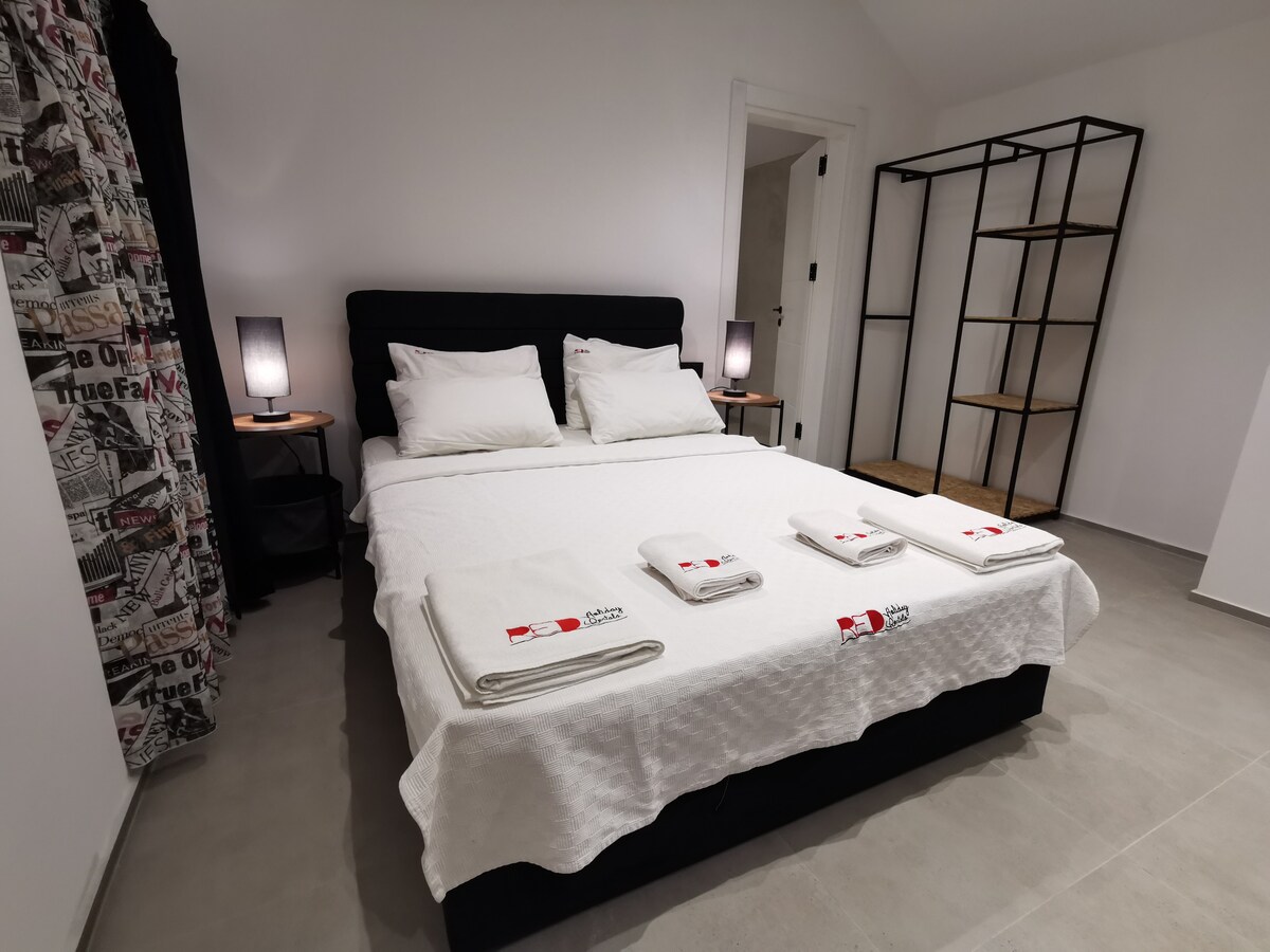 Ky krevat dopio është projektuar për të ofruar një përvojë të rehatshme gjumi. Është bërë me materiale me cilësi të lartë dhe ka një strukturë që mbështet shëndetin e shpinës dhe të shtyllës kurrizore. Është alternativa ideale për një gjumë të mirë netësh.