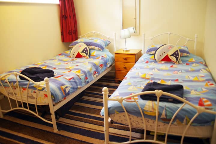 Twin bedroom