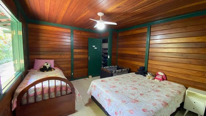 3. apartman s stropnim ventilatorom: pogled na garažu 

1 bračni krevet (1,8x2
1 krevet za jednu osobu s bračnim krevetom 
1 ormar Bercinho/
Chicirinho 1