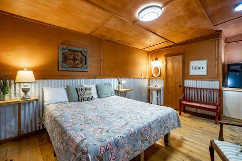 #29 Quaint Cabin at The Leakey Inn