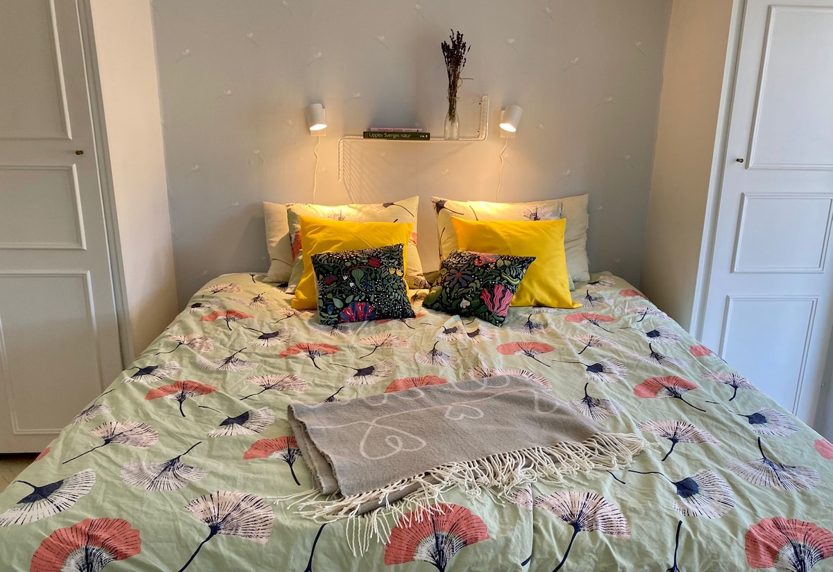 Sovrum med bekväm dubbelsäng. 