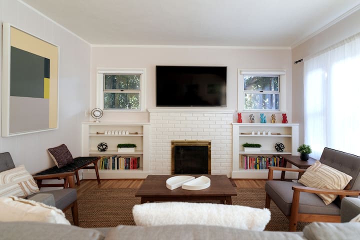 Comfortable and Stylish Home Close to Caltech gallery image 2