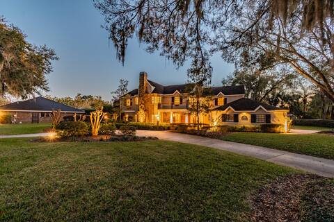 Majestic Brant Manor: 8 BdRm Lake House w/ Pool