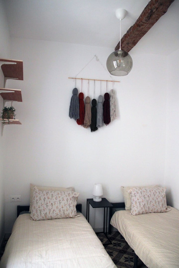 Ორადგილიანი საძინებელი: ორი 90 × 200 საწოლი, დიდი კარადა, რომელიც იდეალურია ჩემოდნების შესანახად.