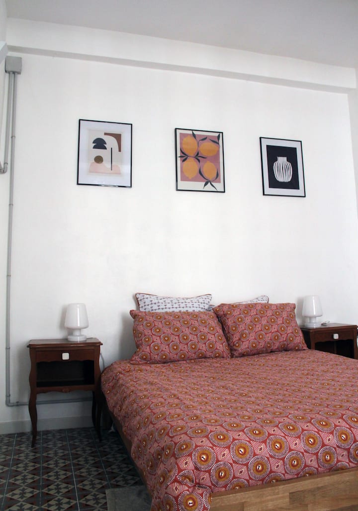 Მთავარი საძინებელი: 140 × 190 სმ საწოლი.