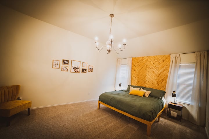 Dhomë gjumi e madhe kryesore me krevat dopio "king", banjë private, televizor me ekran të sheshtë, vaskë, lavamanët e tij dhe të saj dhe dollapin e hyrjes.