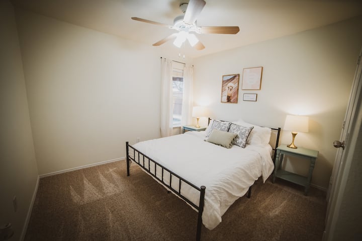 1 nga 4 dhomat e gjumit - Krevat dopio "Queen".  Këtë e quajmë dhoma alpaca sepse pronarët e shtëpisë kanë alpaka! 