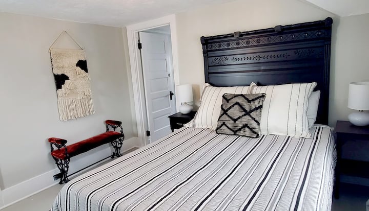 Cama tamaño queen en la planta superior