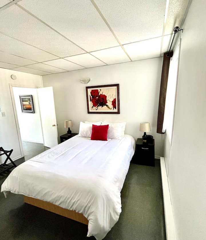 Соба 1 на приземје
Детското креветче е под скалите. 