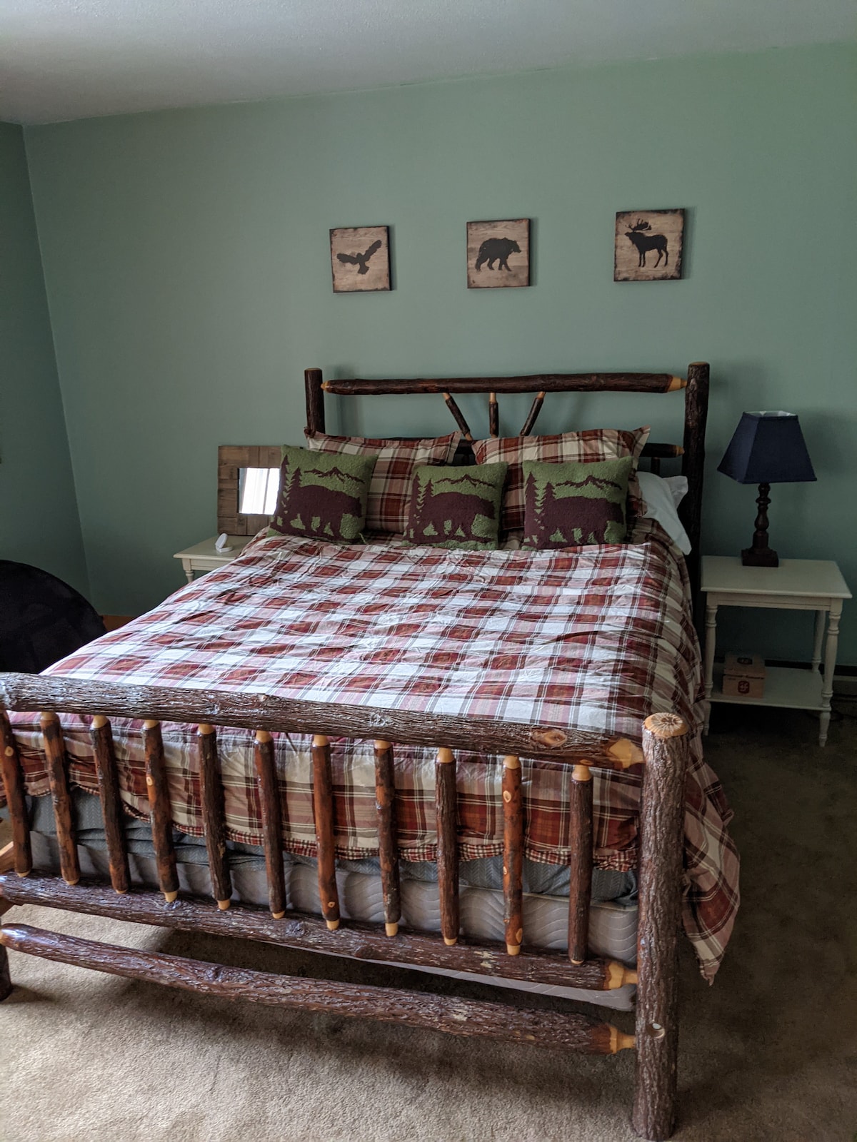 Chumba cha kulala cha Master.  Malkia na kitanda cha ADK sana. 