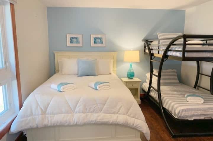 Bedroom 4 (1 Queen Bed, 1 Set of Twin Bunk Beds)
