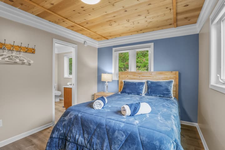 Bedroom 2 (1 Queen Bed)