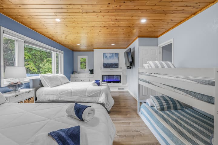 Bedroom 3 (2 Queen Beds, 1 Set of Twin Bunk Beds)