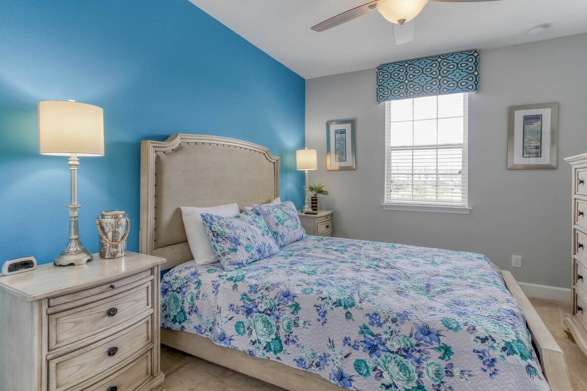 Შეიგრძენით სიმშვიდე და კომფორტი ჩვენს ელეგანტურ საძინებელში, ცალკე სააბაზანოთი. Დაისვენეთ ამ მყუდრო საკურთხეველში, სადაც სიმშვიდე და სტილი ერთმანეთს ერწყმის, მშვიდი დასვენებისა და მშვიდი ძილის საშუალებას იძლევა.