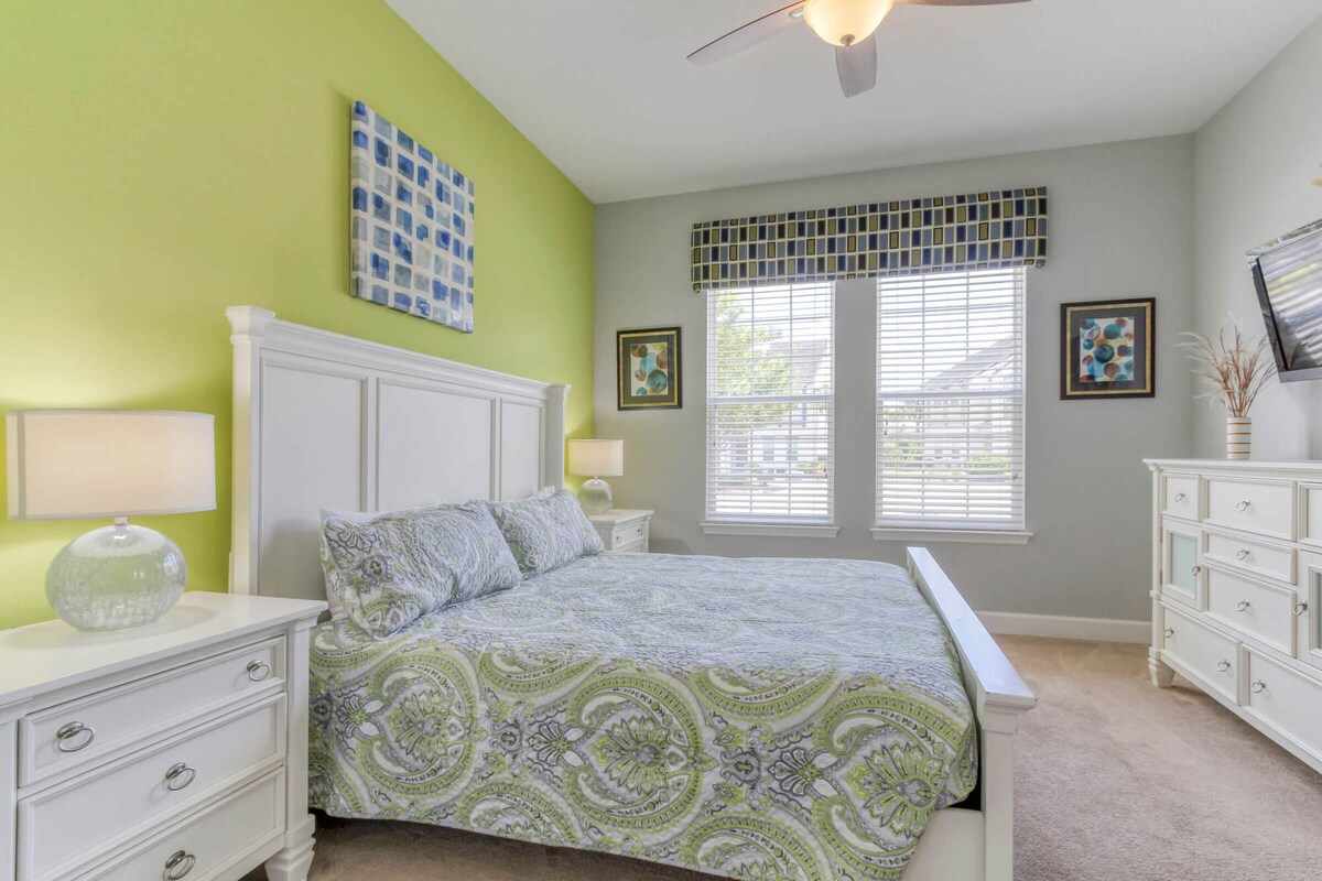 Შეიგრძენით ნამდვილი კომფორტი პირველ სართულზე მდებარე დიდ საძინებელში ლუქს-კლასის სააბაზანოთი. Დაისვენეთ ამ კერძო თავშესაფარში, სადაც დასვენება და გაახალგაზრდავება გელით სტილისა და სიმშვიდის ჰარმონიული ნაზავის ფონზე.