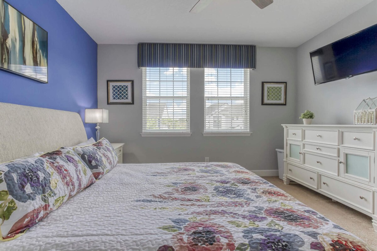 Შეიგრძენით კომფორტი და ფუფუნება ჩვენს დიდ საძინებელში, სააბაზანოთი და კედელზე მიმაგრებული ტელევიზორით. Დატკბით გართობის მოხერხებულობით.