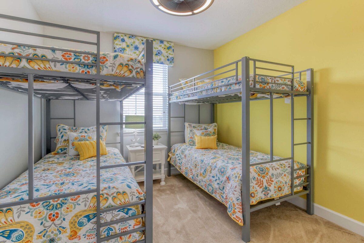 Აღმოაჩინეთ სასიამოვნო თავშესაფარი ჩვენს მომხიბლავ საძინებელში, რომელიც ორადგილიანი ორსართულიანი საწოლებით გამოირჩევა. Იდეალურია ოჯახებისთვის ან ჯგუფური დასვენებისთვის. ეს მყუდრო საცხოვრებელი გთავაზობთ სიცილს, ამბების თხრობასა და მშვიდ ღამეებს, რაც ყველასთვის დაუვიწყარ და კომფორტულ სტუმრობას უზრუნველყოფს.