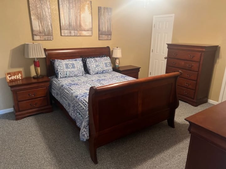 Спалнята за гости е оборудвана с хубаво двойно легло с дрешник и баня в апартамента.