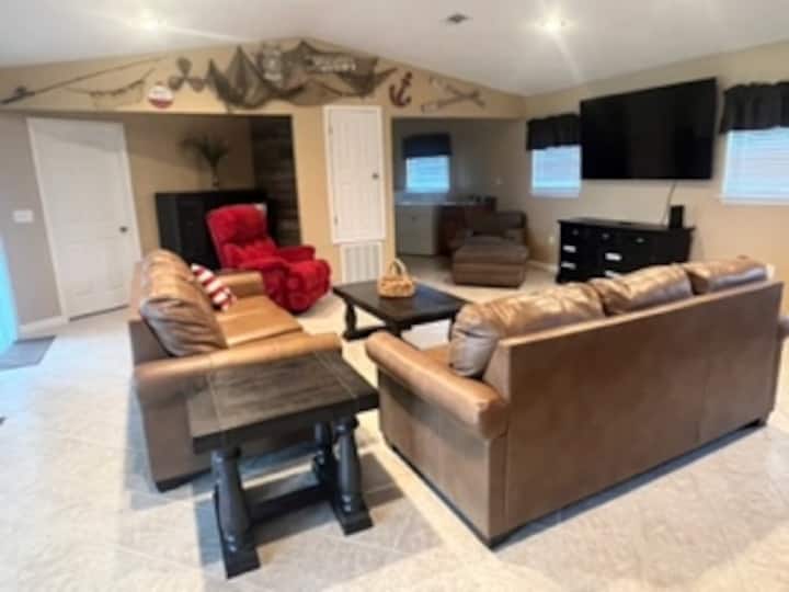 Има достатъчно място за събиране в просторната всекидневна с.