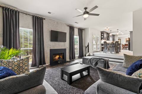 *Sleeps 16: 8 Beds, 2 Living Rooms, Quiet Street*