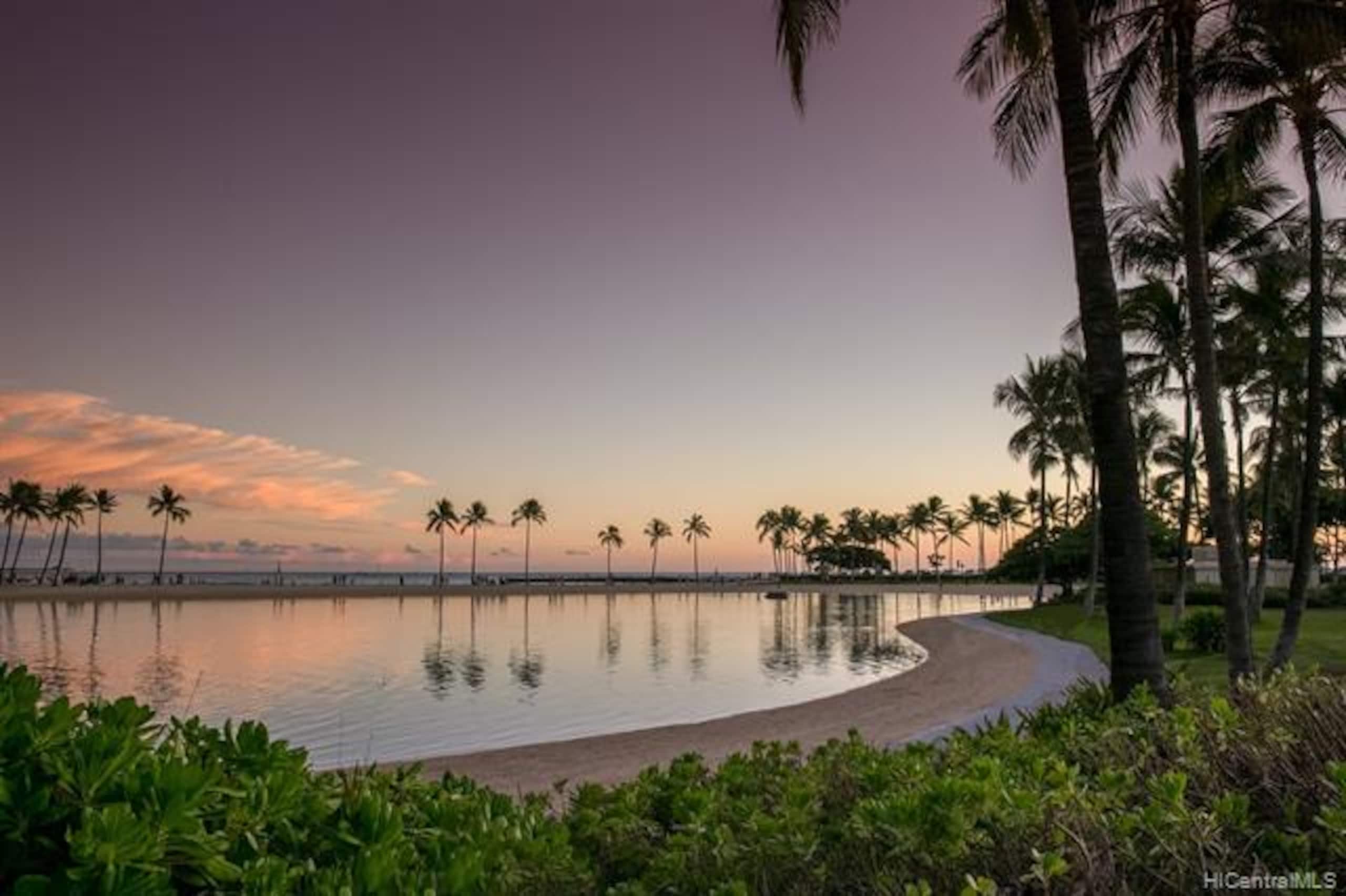 Condo in Honolulu · ★4.9 · 1 bedroom · 2 beds · 1 private bath - Image 28