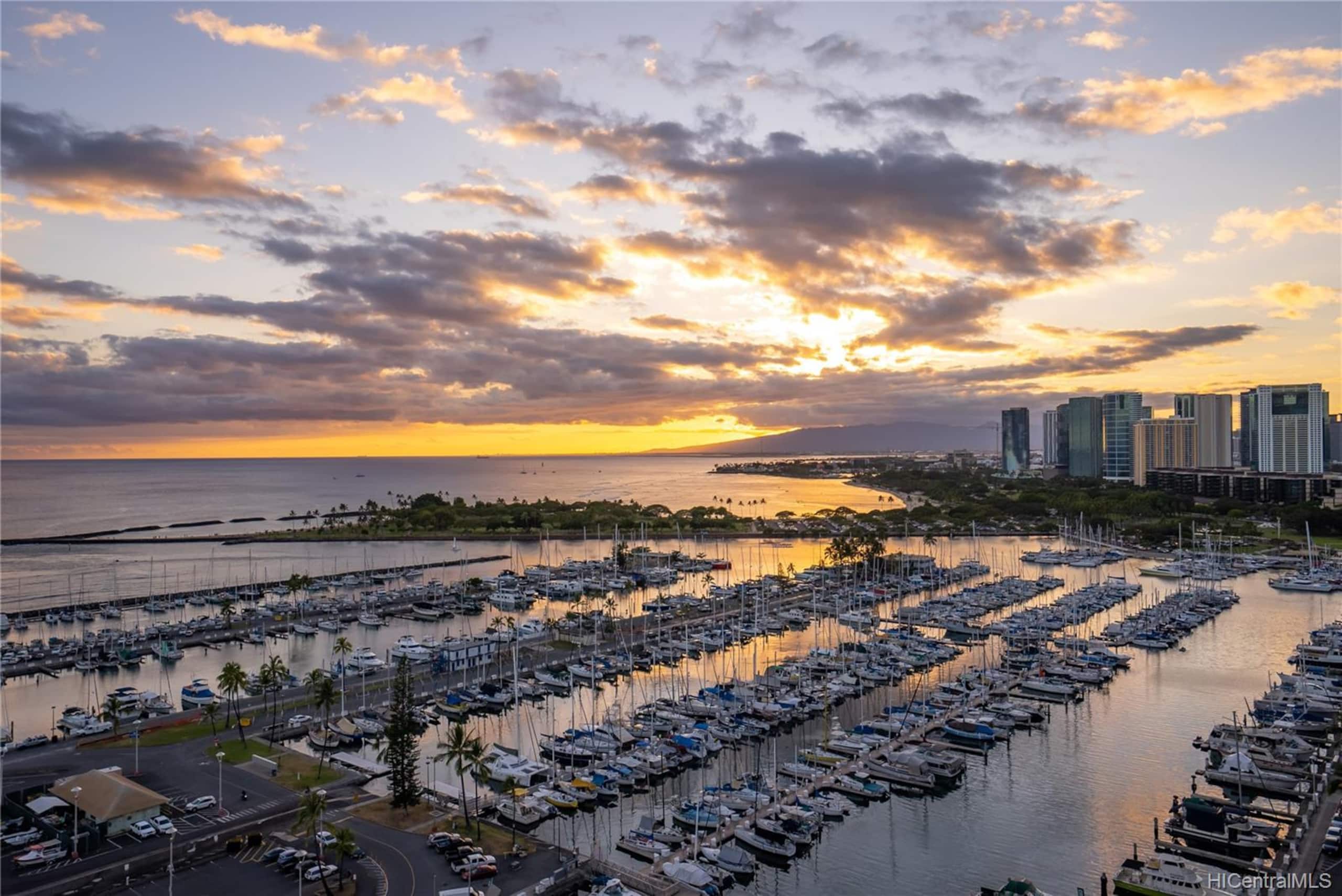 Condo in Honolulu · ★4.9 · 1 bedroom · 2 beds · 1 private bath - Image 29
