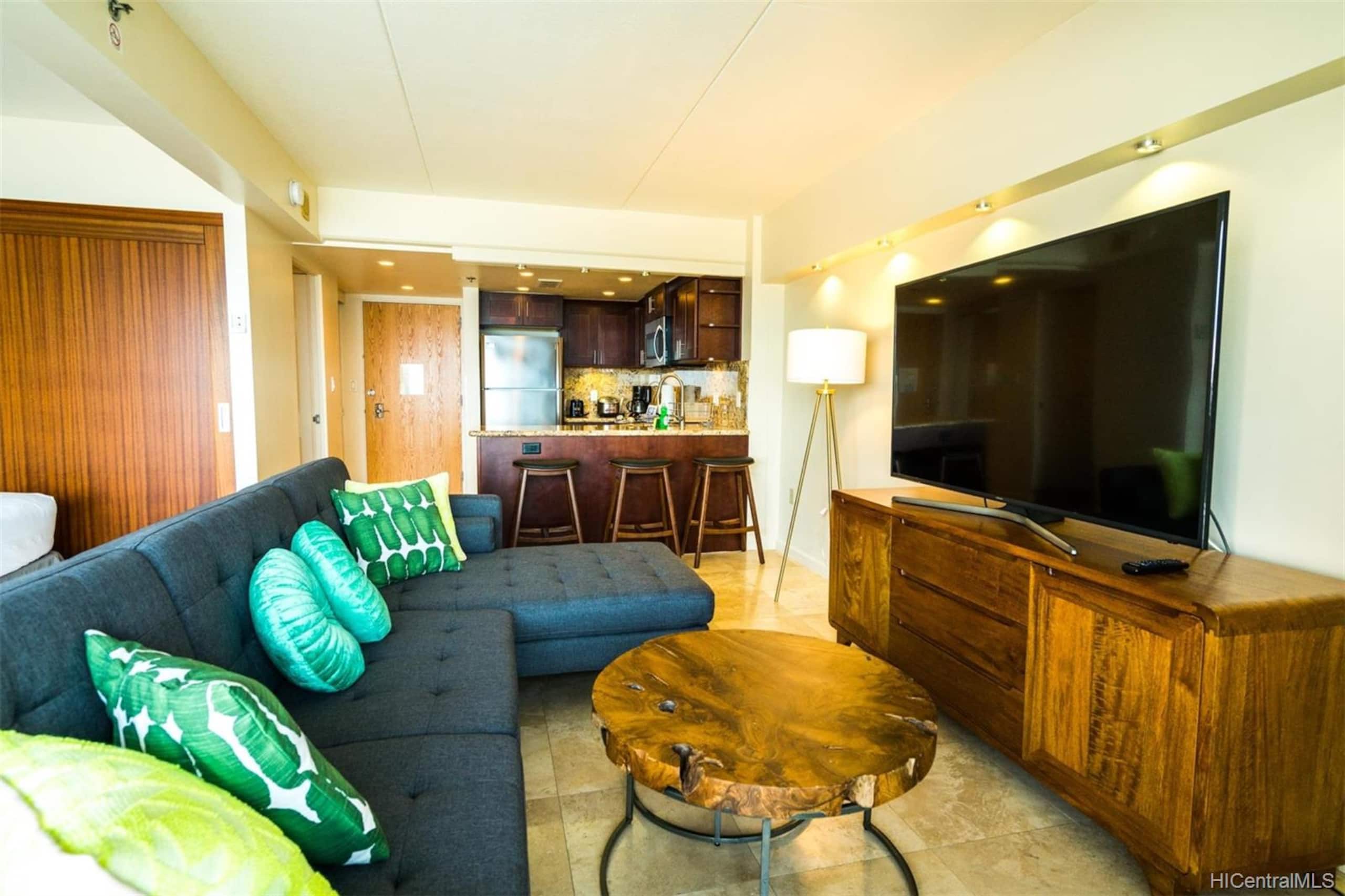Condo in Honolulu · ★4.9 · 1 bedroom · 2 beds · 1 private bath - Image 4