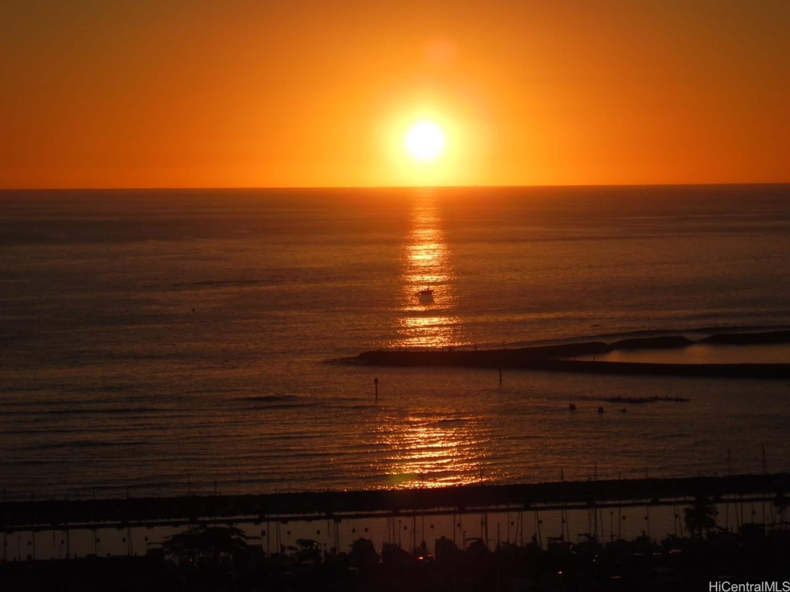 Condo in Honolulu · ★4.9 · 1 bedroom · 2 beds · 1 private bath - Image 31