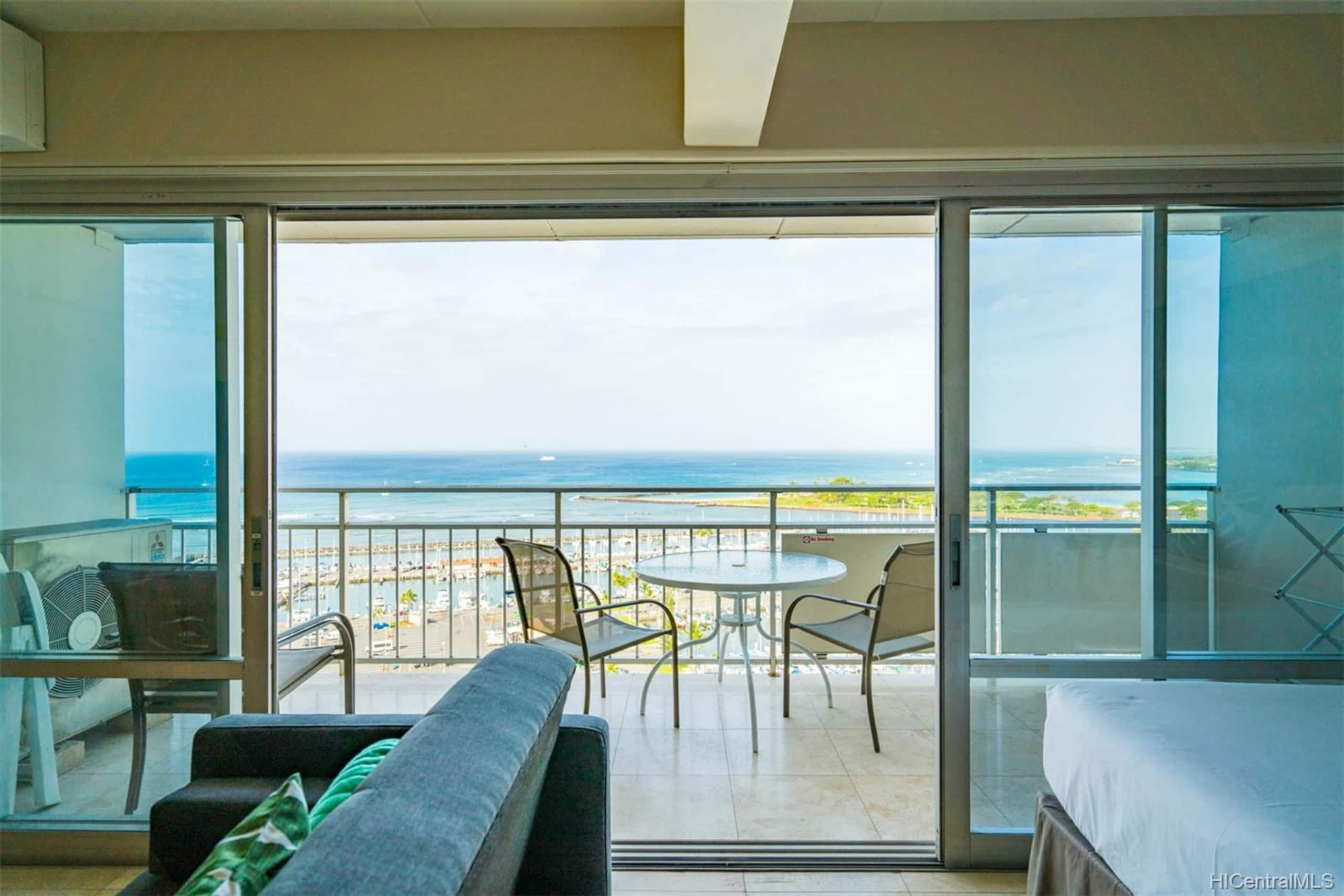 Condo in Honolulu · ★4.9 · 1 bedroom · 2 beds · 1 private bath - Image 3