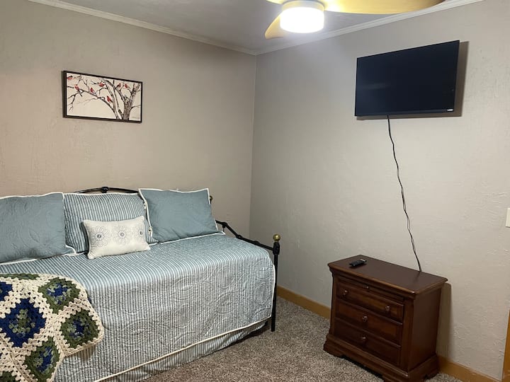 ¡Los televisores están en la pared en todas las habitaciones!