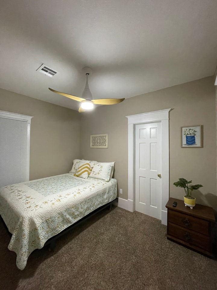 Dormitorio central, cama tamaño queen, baño de Jack y Jill.  Televisión en la pared. 