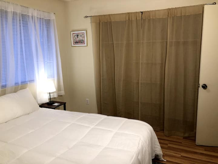 Chumba cha kulala cha mbele kilicho na kitanda kipya cha ukubwa wa King na nafasi kubwa ya kabati...