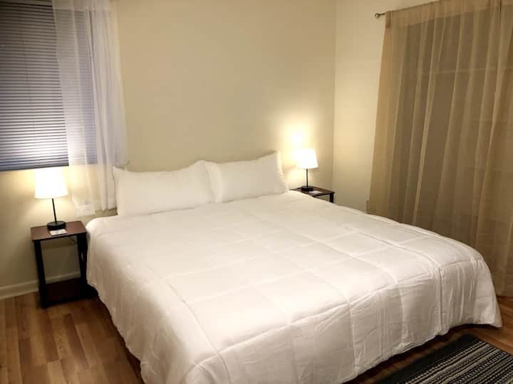 Chumba cha kulala cha nyuma na kitanda kipya cha ukubwa wa King...