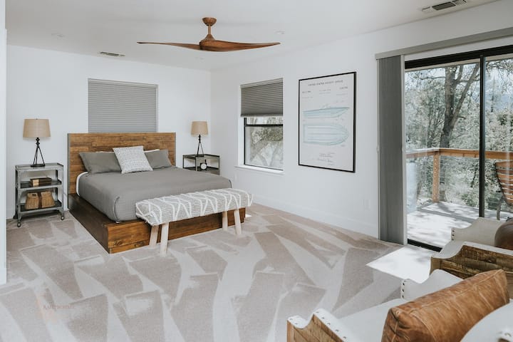 Dormitorio principal del segundo piso con cama tamaño queen, baño privado y balcón.