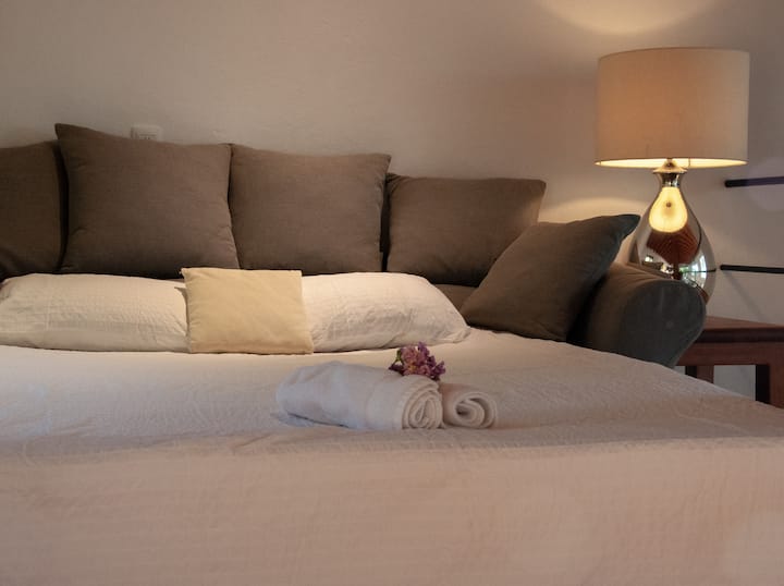 سرير أريكة بحجم كوين في تبانكو واسعة مع ليندا فيستا