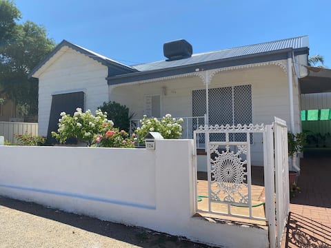 Thomas Cottage-Self Check-in, WiFi, Netflix, w/AC