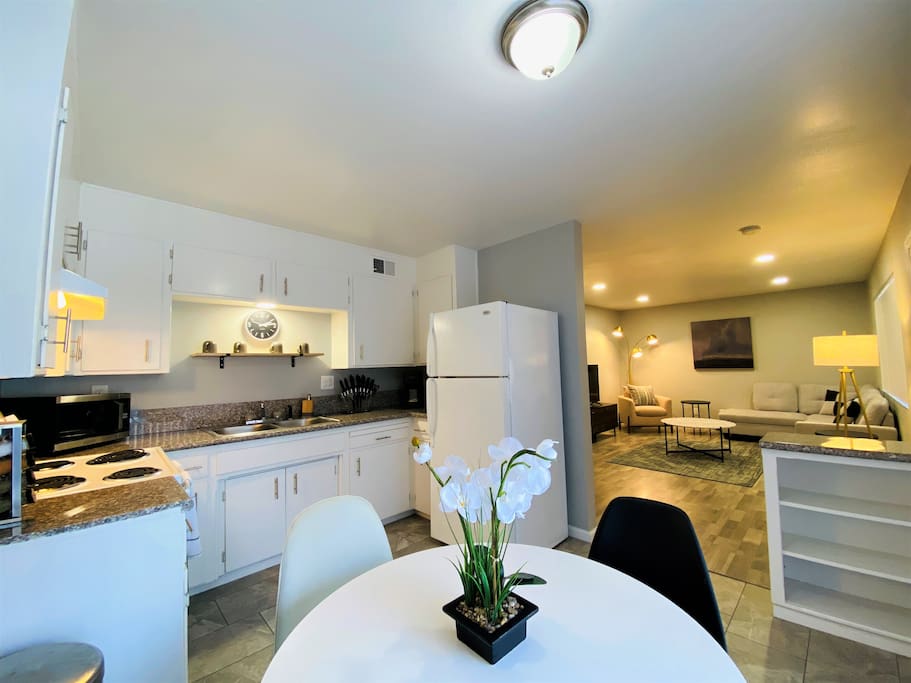 Airbnb Modern/Bright Downtown Retreat