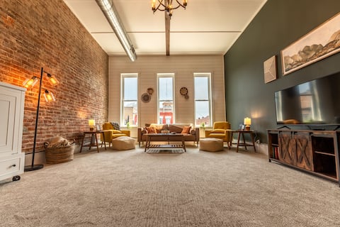 Top Airbnb: Upstairs apartment in downtown Logan! in Hocking Hills