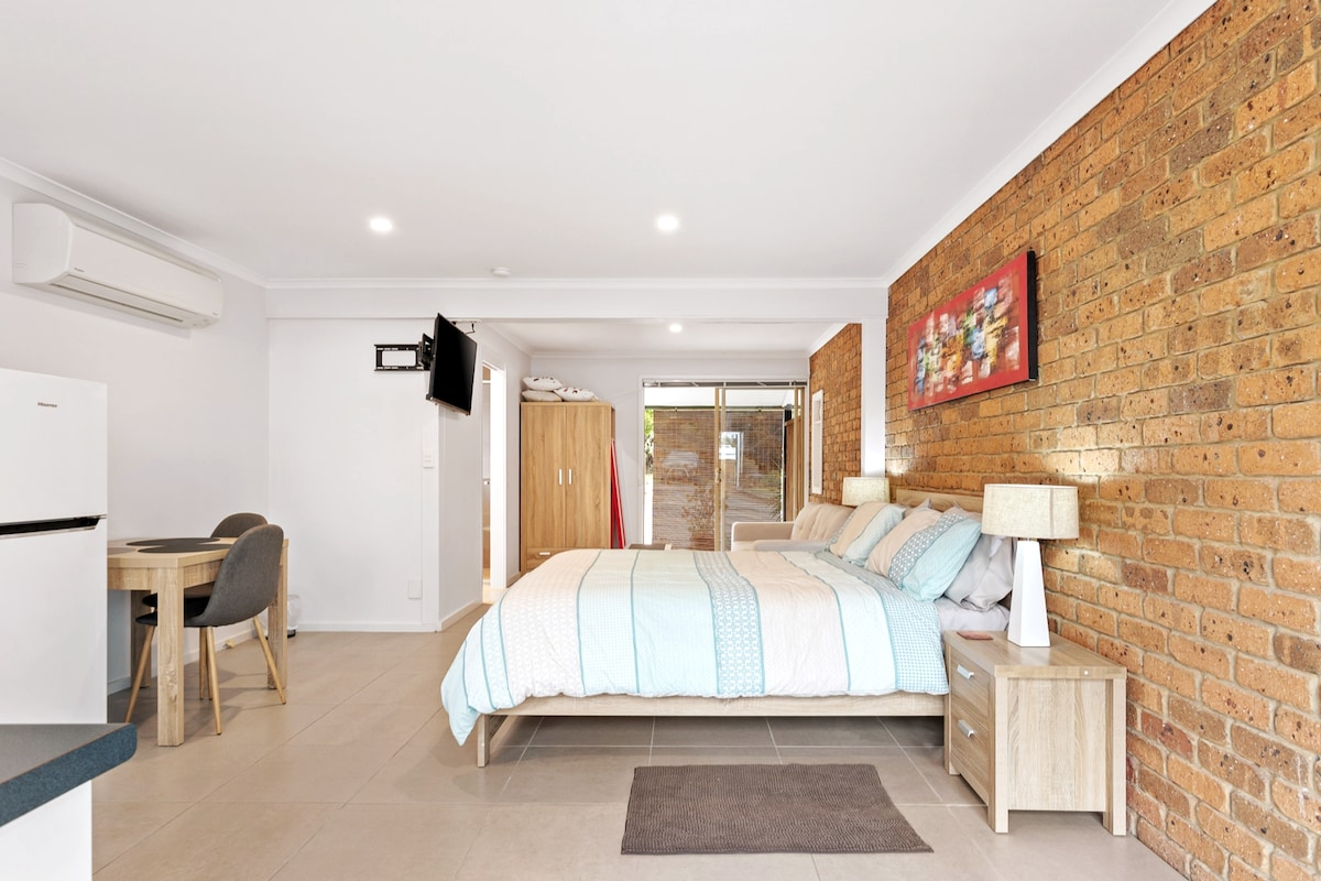 Отворете ги спалната соба, дневната соба, трпезаријата и кујната