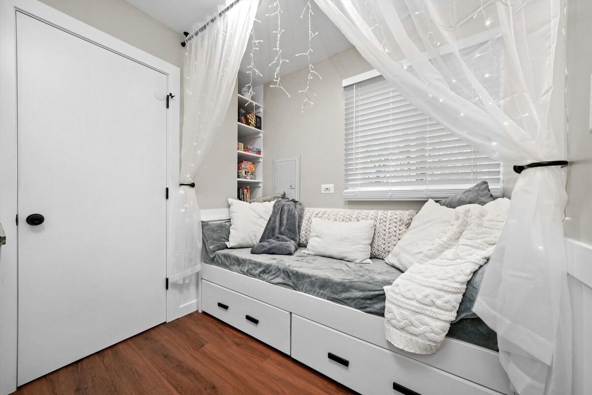 Cozy and comfortable reading nook. Relax with a book, or use your phone, tablet, or laptop with the convenient outlet with usb. Board games, puzzles, books, and card games provided for your use