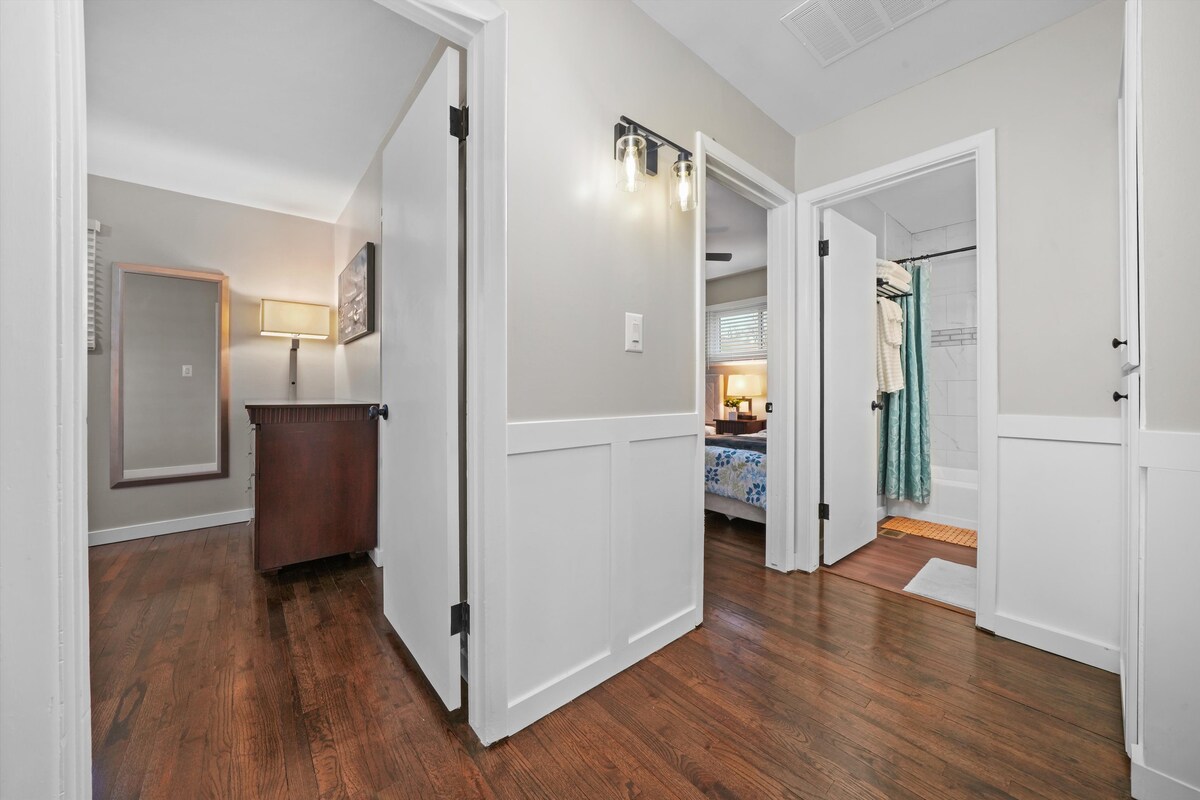 Hallway leading to 2 queen bedrooms, bedroom with 2 twin beds, and bathroom 