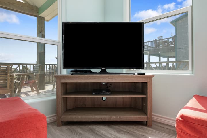 Opustite se ispred ovog velikog TV-a s ravnim ekranom i uživajte u svim omiljenim emisijama s bilo kojeg od pretplatnih streaming kanala. 