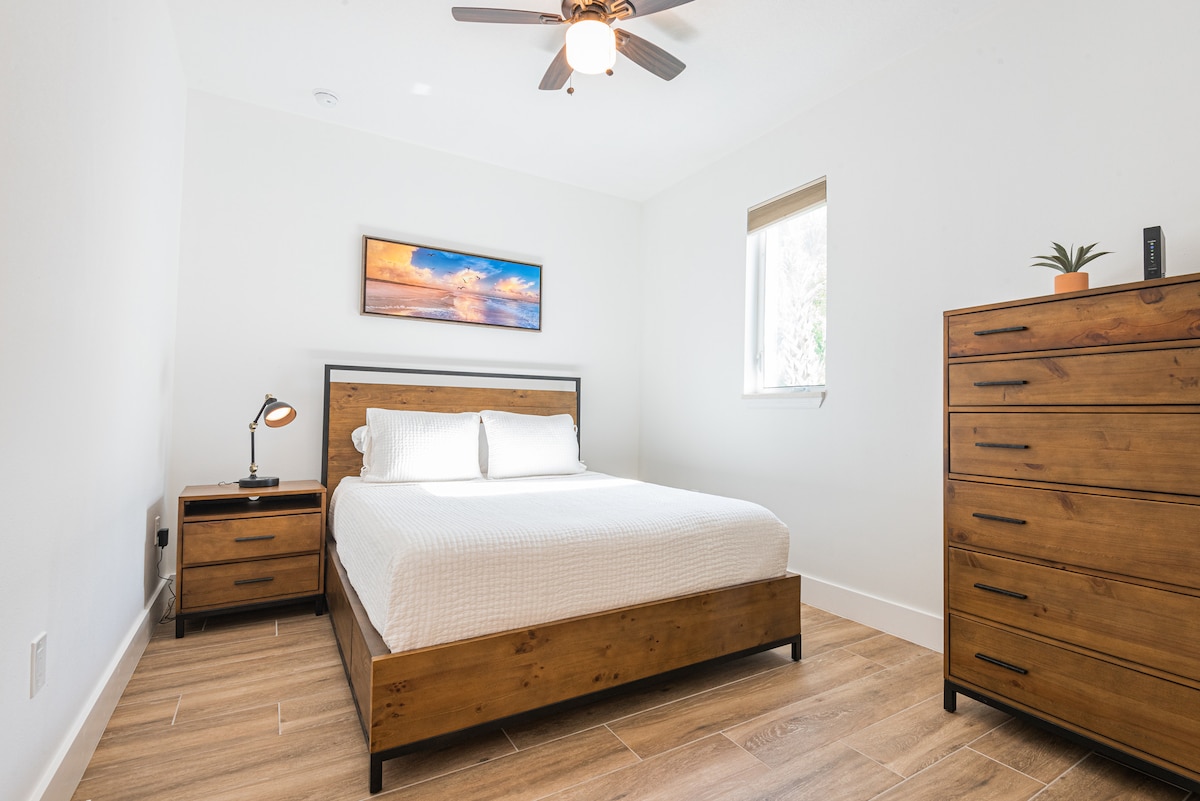 第三大师-这间卧室配有高大的梳妆台和壁橱，可满足您的储物需求。