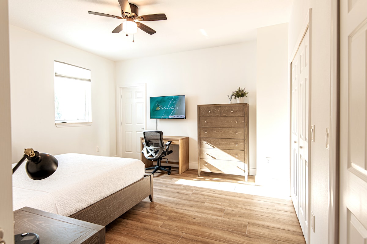 第一主卧-卧室配备一张标准双人床、大衣橱、书桌和40英寸电视。