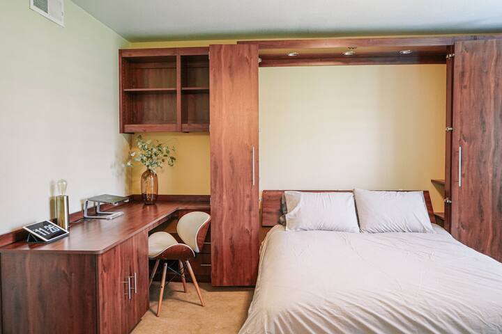 ¡Dormitorio secundario que tenía una cama Murphy tamaño queen súper cómoda! Esto se puede plegar para usar la habitación como una oficina muy espaciosa.