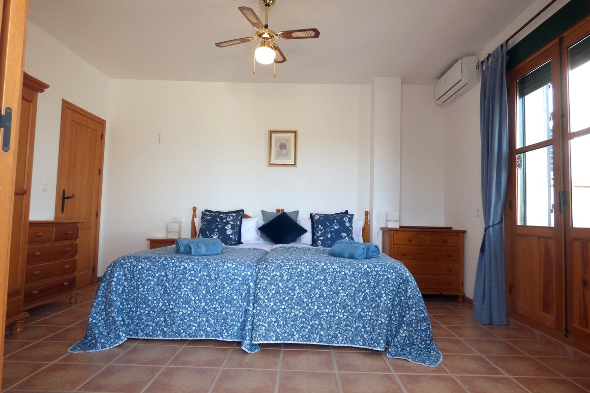 غرفة نوم رئيسية مع حمام داخلي كامل (حمام ، حوض ، دش ، مرحاض) ومكيف هواء ساخن/بارد. الدخول إلى شرفة خاصة