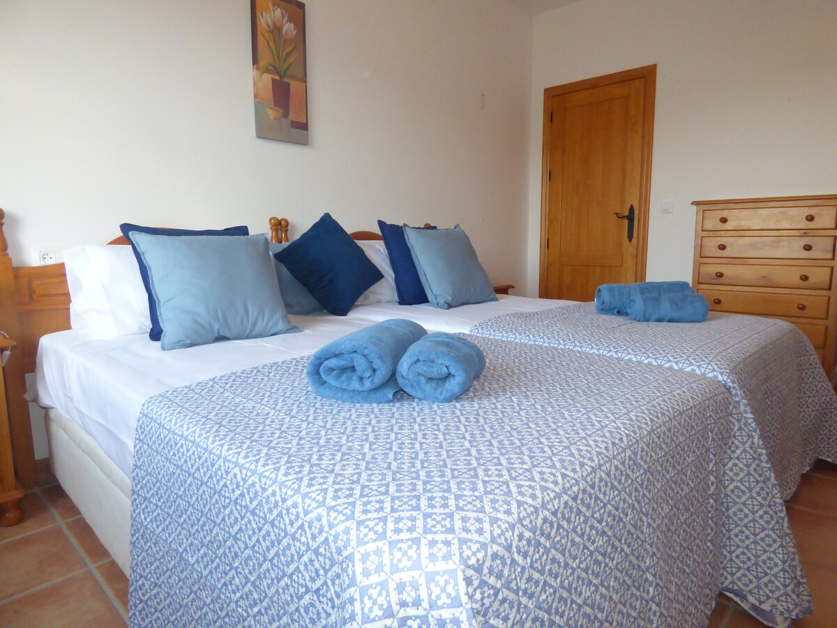 غرفة النوم الثانية مع حمام داخلي (حوض استحمام ودش ومرحاض) ومكيف هواء ساخن/بارد. الدخول إلى شرفة خاصة