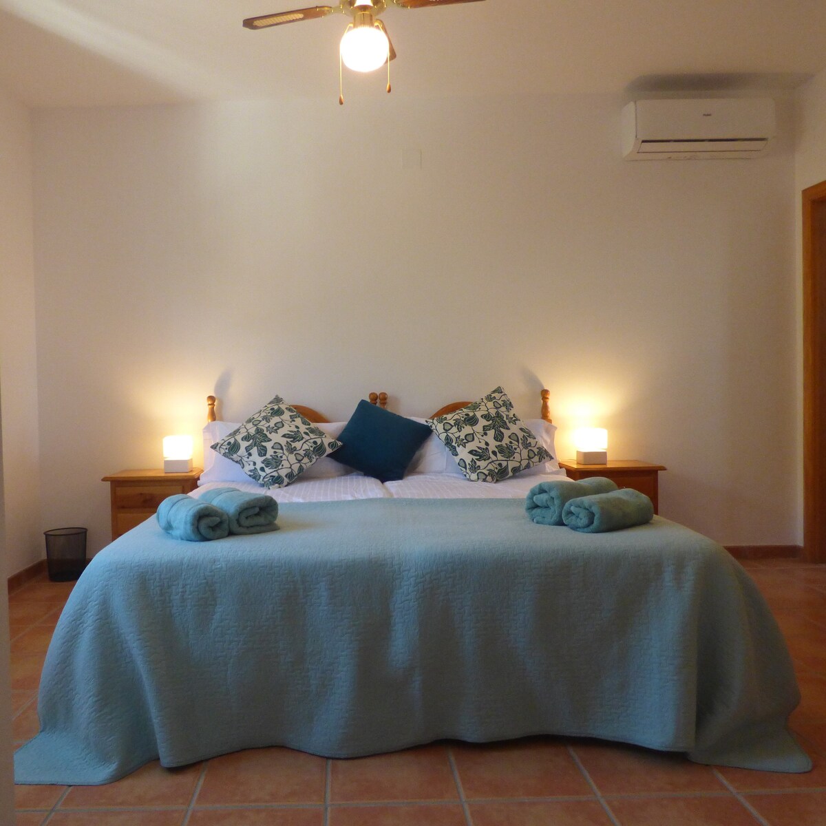 غرفة النوم الثالثة مع حمام داخلي (حوض ، دش ، مرحاض) ومكيف هواء ساخن/بارد 