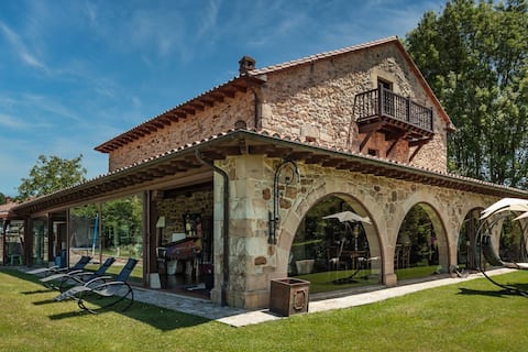 Casona Los Fresnos, with a swimming pool.