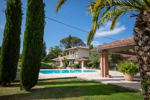Stunning 300m2 luxury villa with jacuzzi pool